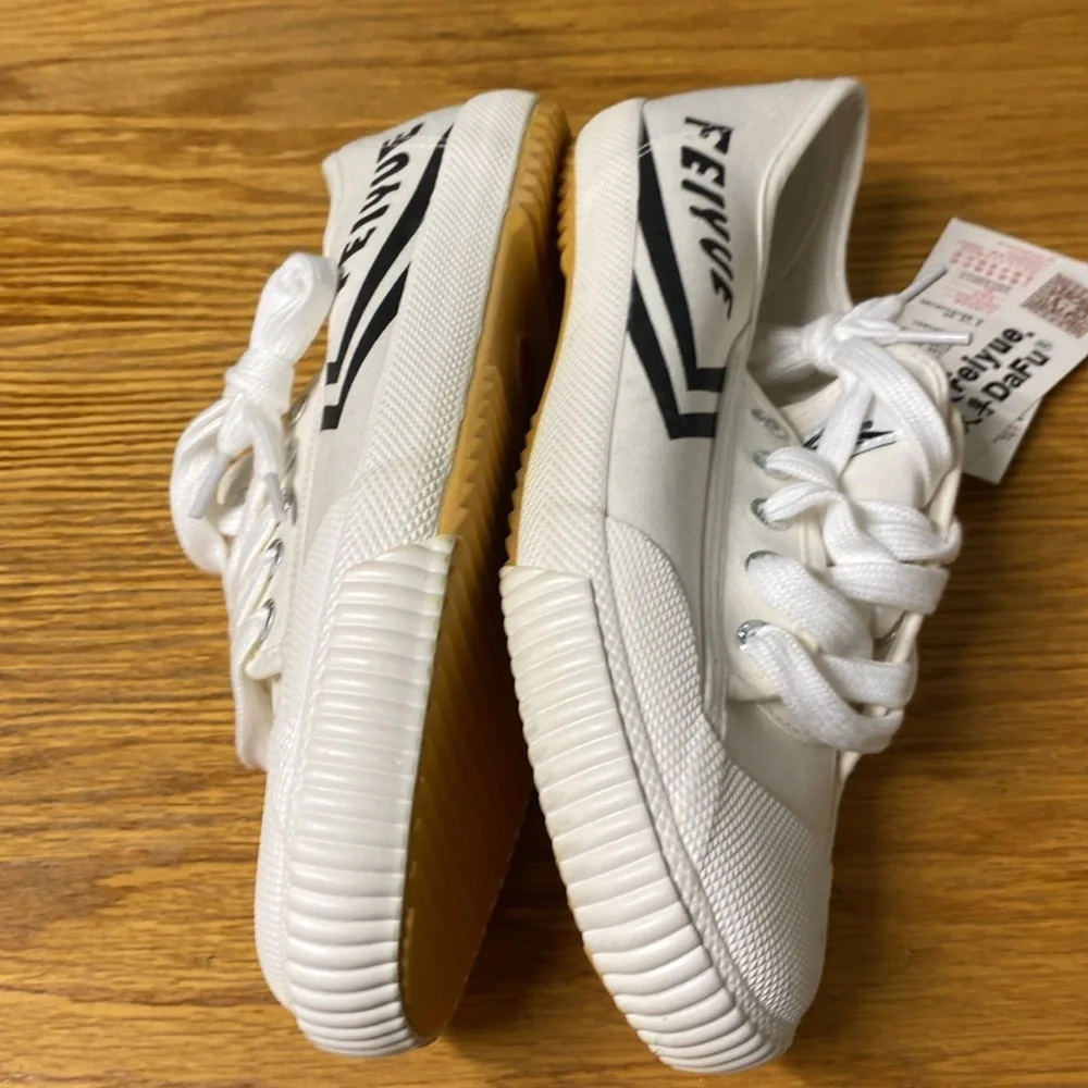 Felyue DaFa White Sneakers Size 40 men’s size Is 7 women’s size is 9 NWT